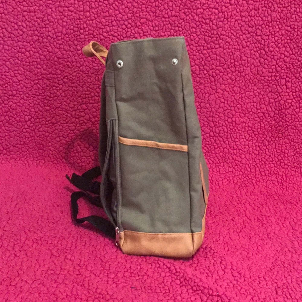 DSW Backpack - Picture 3 of 7